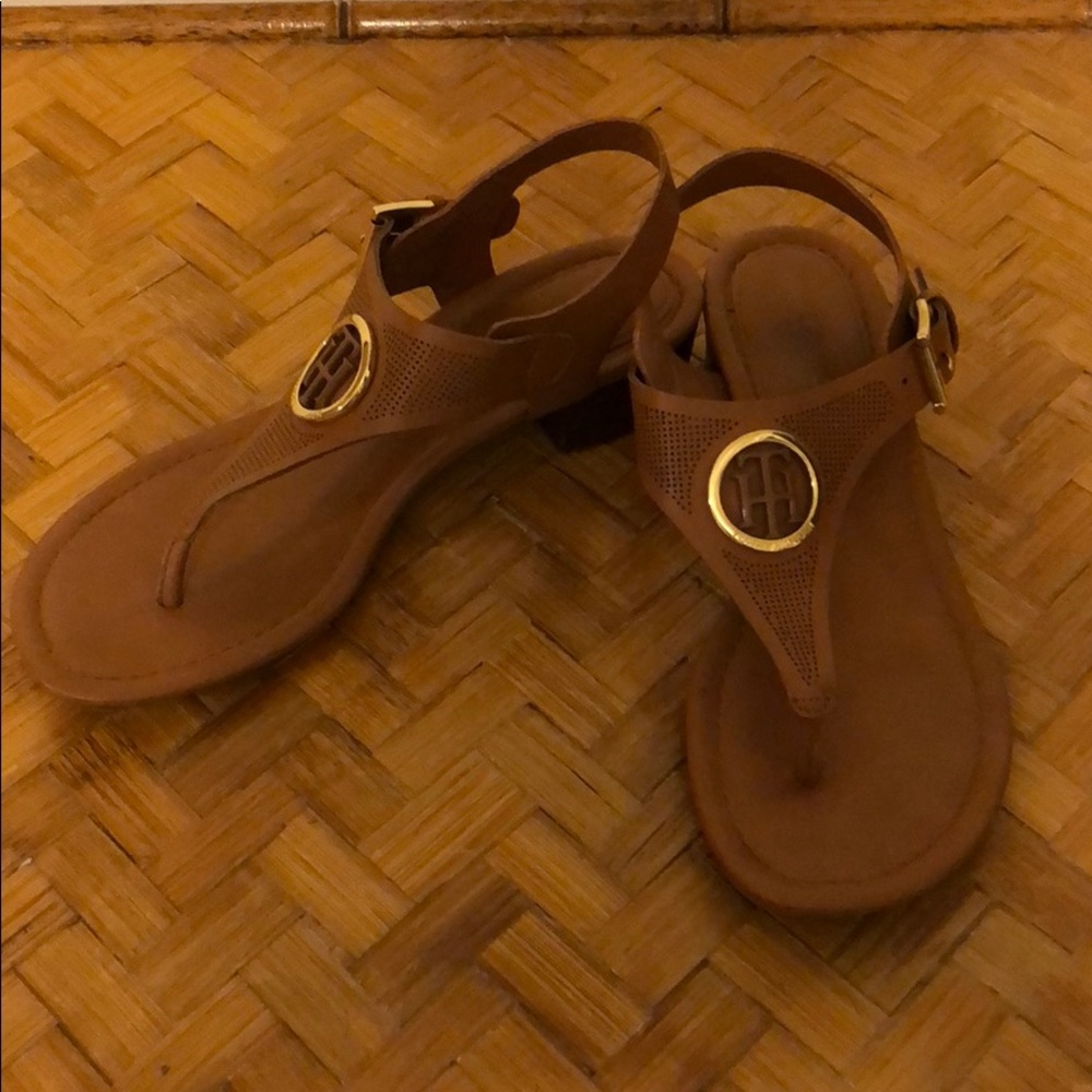 Tommy Hilfiger sandal; saddle and gold
